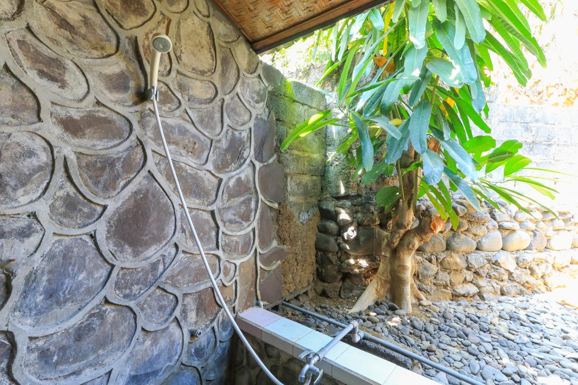 Hotel Tara Bar & Resto Air Sanih Кубутамбахан Номер фото